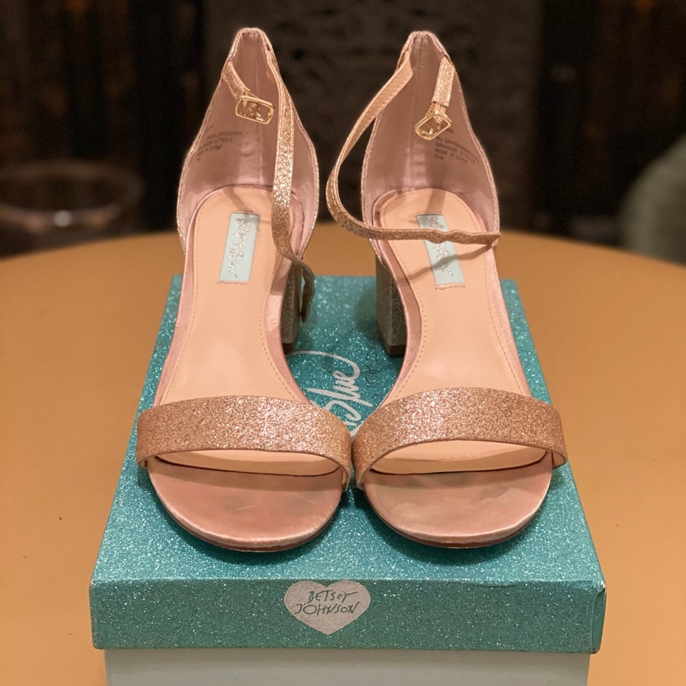 Betsy Johnson Mari Block Heel Champagne size 9